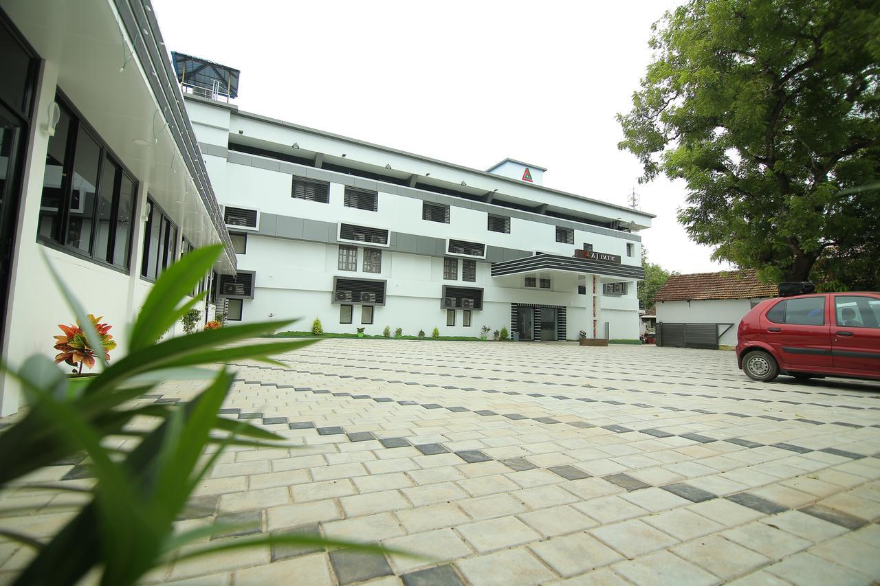 Hotel A J Park Alappuzha Екстериор снимка